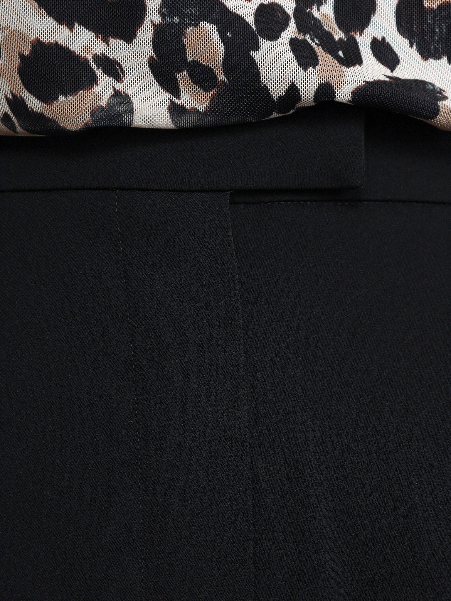 Брюки черного цвета со стразами 